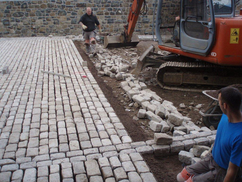 driveway-using-reclaimed-granite-setts-ced-ltd-for-all-your-natural-stone